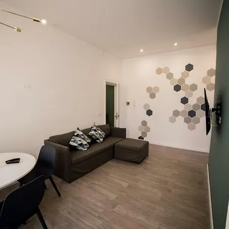 House - 1 Min Dal Mare-vicinissimo Ad Ortigia E Al Teatro-parcheggio Fuori Ztl In Strada Gratuito *